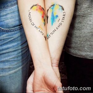 Фото парных татуировок на запястьях: акварельные изображения луны и солнца с надписями "Moon of my life" и "My sun and stars".