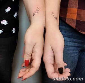 Фото парных татуировок с изображением тонких веточек на запястьях. Минималистичный рисунок татуировки для пар, нежные эскизы тату.