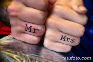 Фото тату: парные татуировки на пальцах рук, надписи "Mr" и "Mrs" выполненные простым шрифтом. Минималистичный дизайн и символическое значение.