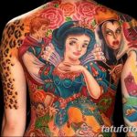 Фото красочной татуировки на спине, изображающей персонажей сказки о Белоснежке: принцессу, гнома, злую королеву и розы. Яркий рисунок татуировки в мультяшном стиле.