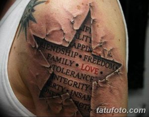 Фотография татуировки на плече, изображающей разорванную кожу, сквозь которую видны слова: 'Friendship', 'Family', 'Love'.