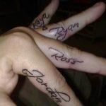 Фото тату: имена 'Kaya', 'Ryan', 'Ross' и 'Jordan' нанесены на пальцы рук. Рисунок выполнен тонкой линией.
