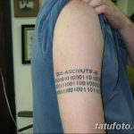 Фото тату: Черный рисунок кодировки US-ASCII/UTF-8 на плече мужчины. Детализированный эскиз татуировки, выполненный тонкими линиями.