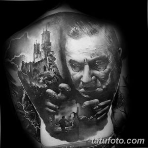 Фотография татуировки на спине с изображением портрета Дракулы и замка на фоне. Детализированный рисунок в стиле реализм.