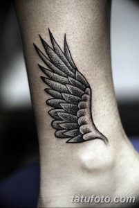 Фото тату: небольшая татуировка крыла, выполненная в технике dotwork на лодыжке, с использованием только черных точек.
