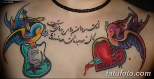 Фото яркой татуировки на груди с изображением гитары, разбитого сердца и надписи на иностранном языке. Цветной рисунок татуировки в стиле олдскул.