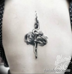 Фото тату силуэта балерины в пачке на боку. Татуировка выполнена в технике black and grey с использованием мягких переходов и теней.