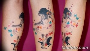 Фото тату с изображением девушки, собаки и бабочек, выполненное в ярких и красочных тонах, символизирующее любовь и свободу.