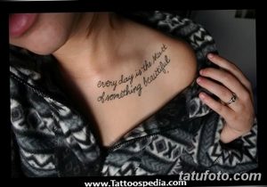 Фото тату надписи "Every day is the start of something beautiful" на ключице. Эскиз татуировки каллиграфическим шрифтом.