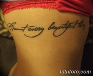Фото тату надписи "Count every beautiful thing" на боку. Эскиз татуировки каллиграфическим шрифтом.