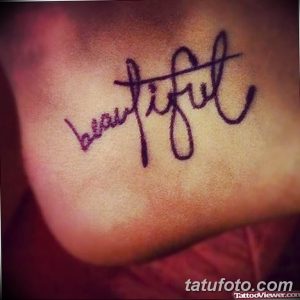 Фото тату на лодыжке: надпись 'Beautiful' выполненная изящным шрифтом. Простой и элегантный рисунок татуировки для девушек.