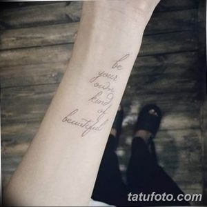 Фото тату: изящная надпись "be your own kind of beautiful" на запястье, выполненная тонким шрифтом. Минималистичный и вдохновляющий рисунок татуировки.