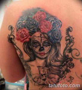 Фото тату Sugar Skull на спине. Большой, красочный рисунок татуировки с изображением женского черепа, украшенного цветами.