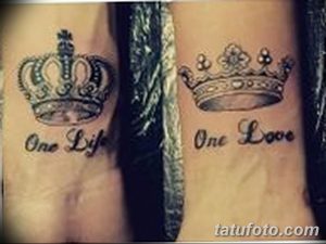 Фото парных тату на запястьях: две короны с надписями "One Life" и "One Love". Идеи для парных тату.