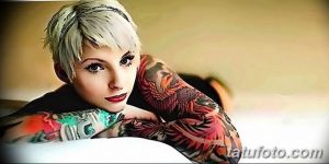 Фотография девушки с яркими татуировками на обоих руках. Татуировки изображают драконов, цветы и другие элементы в японском стиле.