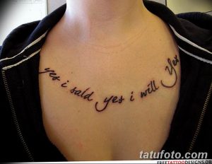 Фото татуировки надписи "Yes I said yes I will" на груди девушки. Изящный шрифт, минималистичный дизайн.