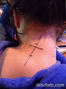 Фото тату на шее: небольшой черно-белый рисунок креста и надписи 'faith'. Минималистичная татуировка выполнена в контурном стиле.