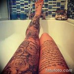 Фото тату: длинная татуировка на ноге, состоящая из роз, листьев и текста, выполненная в черно-серой гамме. Татуировка в стиле реализм с элементами леттеринга.