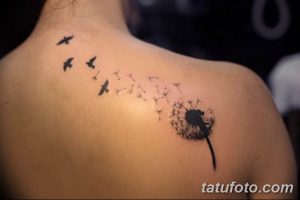 Фото тату: красивый одуванчик, из которого разлетаются птицы, выполненный в черно-белой гамме. Эскиз татуировки символизирует свободу и легкость.