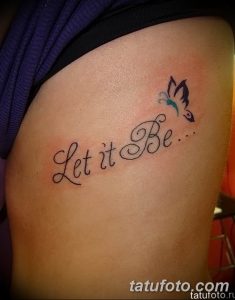 Фото тату на боку: надпись "Let it be" с изображением небольшой бабочки. Минималистичный рисунок татуировки, символизирующий принятие и свободу.