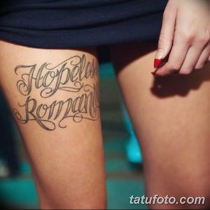 Фото тату: Красивая надпись "Hopeful Roman" на женском бедре, выполненная каллиграфическим шрифтом. Изящный и минималистичный дизайн.
