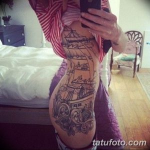 Фото тату: Большой рисунок парусника на женском боку, выполненный в технике blackwork с детализированными мачтами и парусами. Идеально для любителей морской тематики.