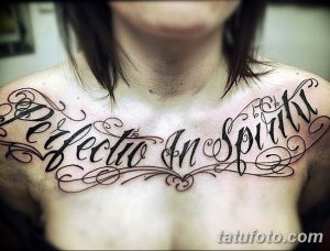 Фото тату: черная надпись 'Perfectio In Spiritu' с декоративными элементами, расположенная на груди мужчины. Идеально для тех, кто хочет выразить свои убеждения через тату.