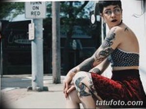 Фото девушки с множеством татуировок на руках и ногах, демонстрирующей разнообразие стилей и рисунков. Современный образ и вдохновение для тату.