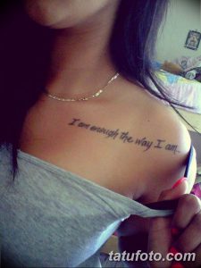 Фото тату: фраза 'I am enough the way I am...' выполнена простым шрифтом на ключице девушки, символизируя принятие себя.
