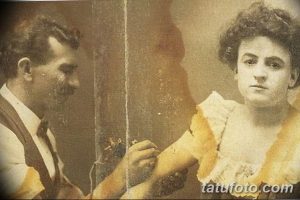 Старинное фото, демонстрирующее женщину с татуировками на руках и плечах, сделанными в начале 20 века. Уникальный исторический документ.