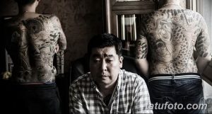 Фото татуировок на спине двух мужчин, демонстрирующее традиционные японские татуировки в стиле Ирэзуми. Множество деталей и сложные узоры.