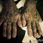 Фотография рук мужчины, покрытых татуировками в японском стиле. Изображены дракон и тигр с высокой детализацией.