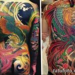 Фотография татуировки Феникса на спине, выполненной в ярких и насыщенных цветах, с детальной проработкой перьев.