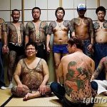 Фотография группы японских мужчин с обширными татуировками в стиле Ирэзуми, демонстрирующими традиционное искусство татуировки Японии.