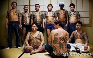 Фотография группы японских мужчин с обширными татуировками в стиле Ирэзуми, демонстрирующими традиционное искусство татуировки Японии.