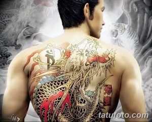 Фото татуировки дракона на спине мужчины, выполненной в ярких цветах с использованием традиционных японских мотивов и элементов.