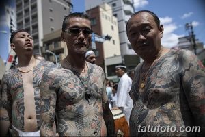 Фото японских мужчин с традиционными татуировками Ирэзуми на теле. Рисунки покрывают большую часть тела, демонстрируя мастерство и детализацию.