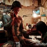 Фото мужчины, покрытого японскими татуировками в стиле Ирэзуми. Изображены драконы, волны, цветы и другие традиционные мотивы.