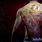 Фото тату: Масштабная японская татуировка дракона на спине мужчины. Детализированный рисунок с использованием красных и черных цветов.