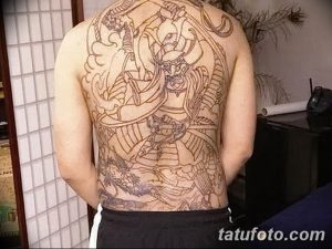 Фото эскиза татуировки самурая на спине, выполненного в японском стиле. Детализированный рисунок с изображением воина в доспехах.