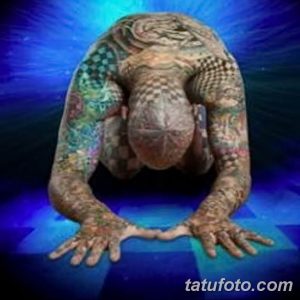 Фотография черепахи, полностью покрытой татуировками. Рисунки на панцире и коже черепахи яркие и разнообразные.