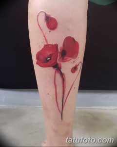 Фото тату маков в акварельной технике на руке. Красные цветы, размытые контуры и эффект брызг краски создают романтичный рисунок татуировки.