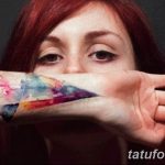 Фото тату в виде акварельной стрелы на руке. Яркий и необычный рисунок татуировки.