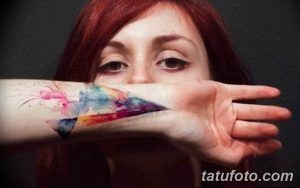 Фото тату в виде акварельной стрелы на руке. Яркий и необычный рисунок татуировки.