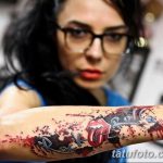 Фото татуировки надписи "Rock 'n' Roll" на предплечье. Стильный и яркий рисунок татуировки в стиле граффити.