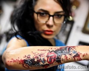 Фото татуировки надписи "Rock 'n' Roll" на предплечье. Стильный и яркий рисунок татуировки в стиле граффити.