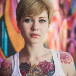 Фото татуировки пионов на груди. Яркий и красочный рисунок татуировки с изображением цветущих пионов.