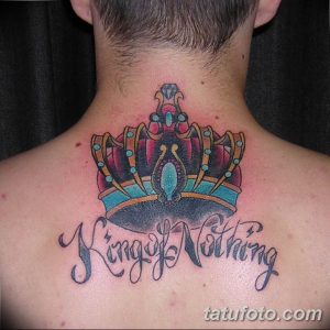 Фото тату короны и надписи "King of Nothing" на затылке. Стильная татуировка с четкими контурами и яркими цветами.