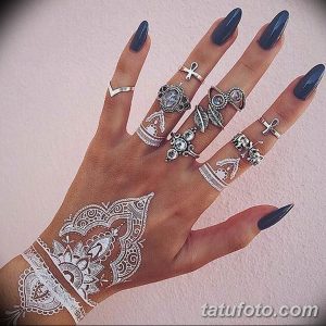 Фото тату белой хной на руке с замысловатыми узорами и украшениями. Идеально для вдохновения и поиска идей для мехенди.