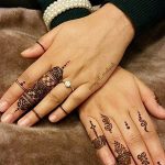 Фото парной татуировки хной на руках двух девушек с изящными узорами. Идеально для вдохновения и поиска идей для мехенди.